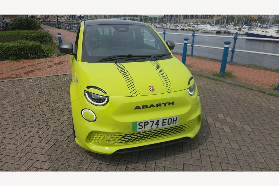 2024 Abarth 500e photo 4