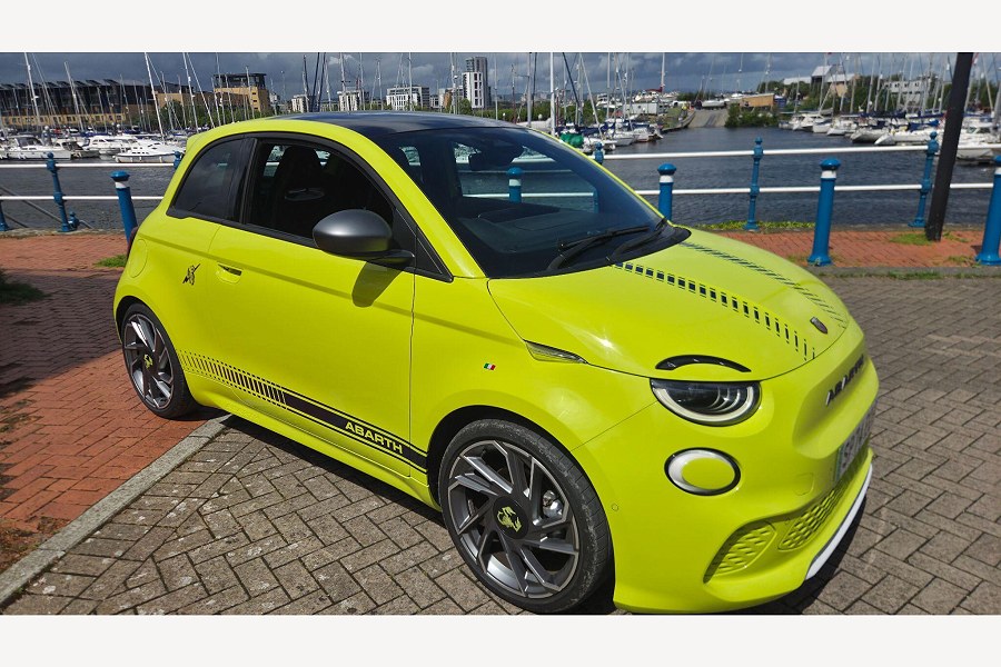 2024 Abarth 500e photo 3
