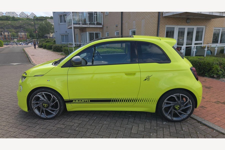 2024 Abarth 500e photo 9