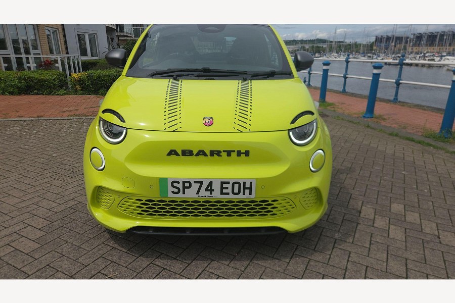 2024 Abarth 500e photo 3