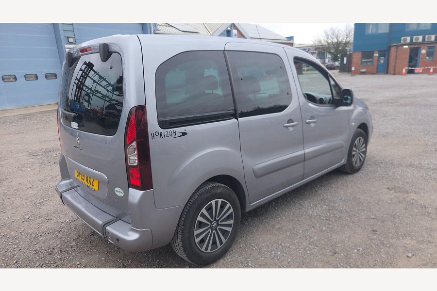 2019 Peugeot Partner Tepee photo 12