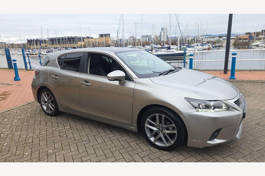 Lexus CT photo 2