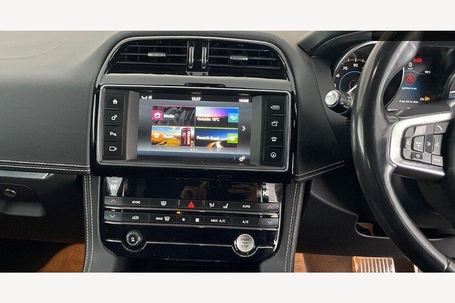 2018 Jaguar F-PACE photo 8