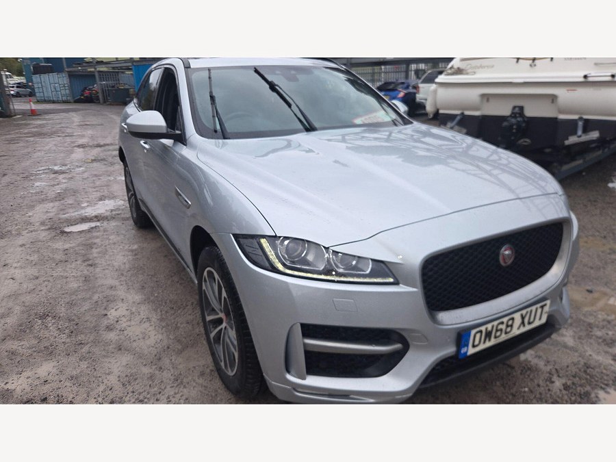 2019 Jaguar F-PACE photo 4