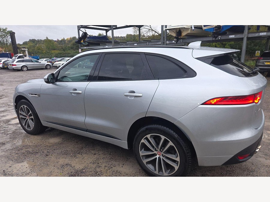 2019 Jaguar F-PACE photo 10
