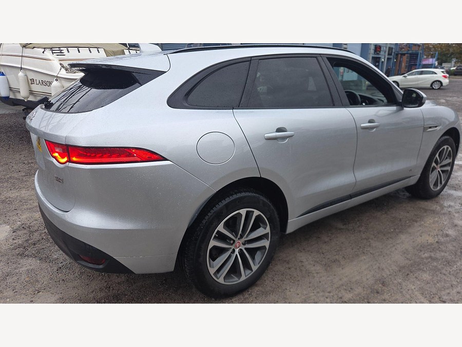 2019 Jaguar F-PACE photo 11