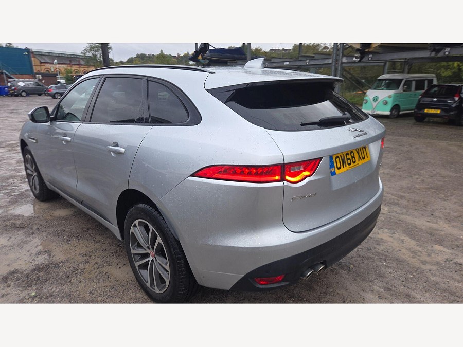 2019 Jaguar F-PACE photo 9