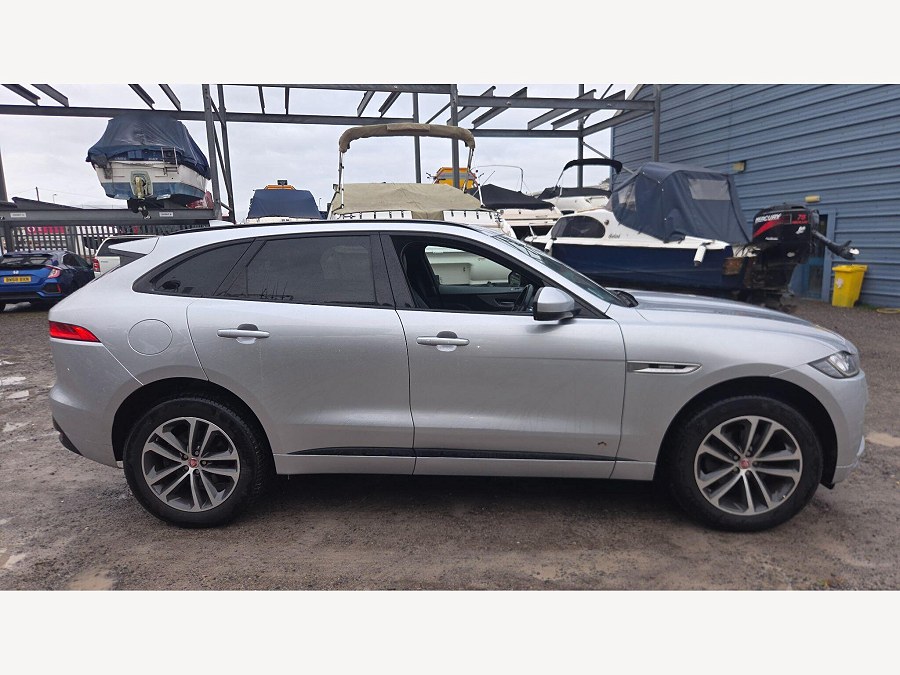 2019 Jaguar F-PACE photo 14