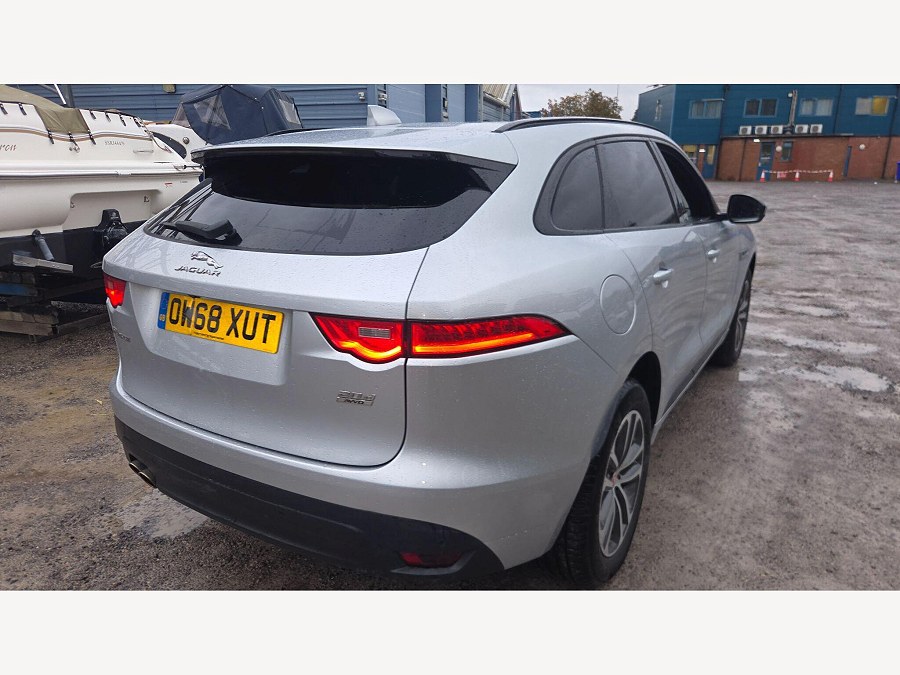 2019 Jaguar F-PACE photo 12