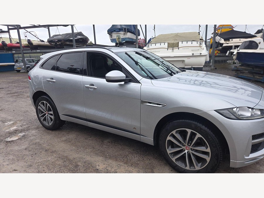 2019 Jaguar F-PACE photo 2
