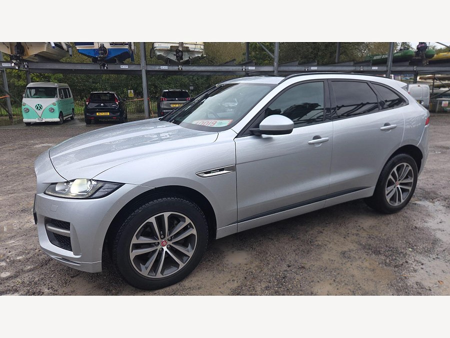 2019 Jaguar F-PACE photo 6