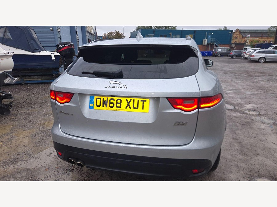 2019 Jaguar F-PACE photo 13