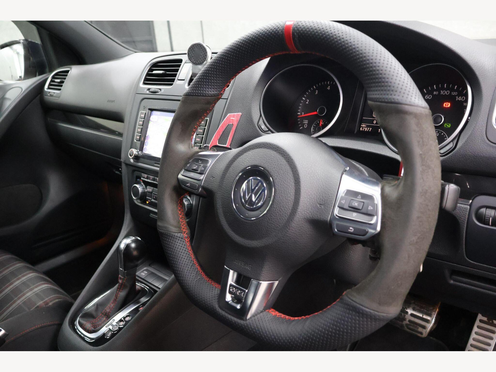 2010 Volkswagen Golf image 25