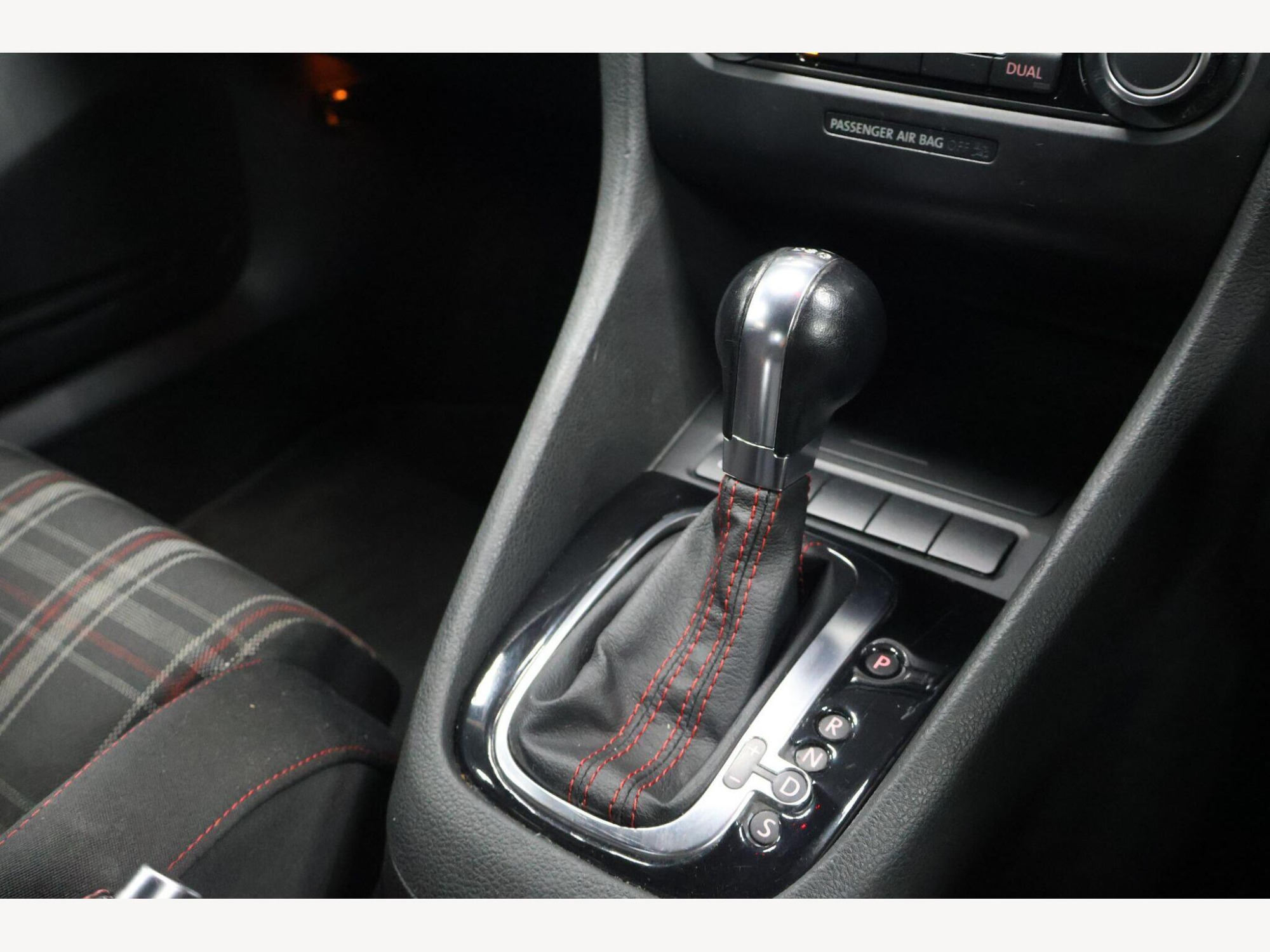 2010 Volkswagen Golf image 18