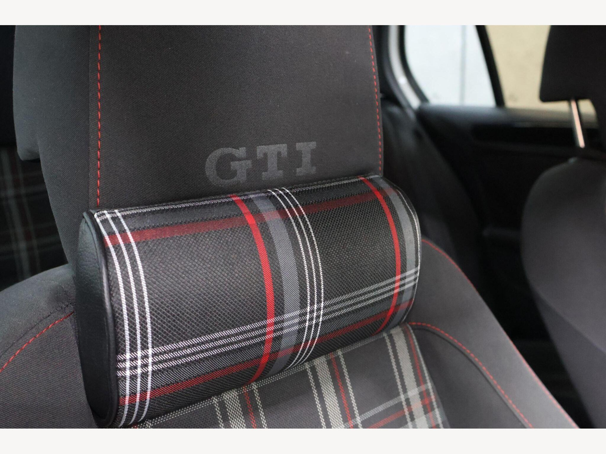 2010 Volkswagen Golf image 29