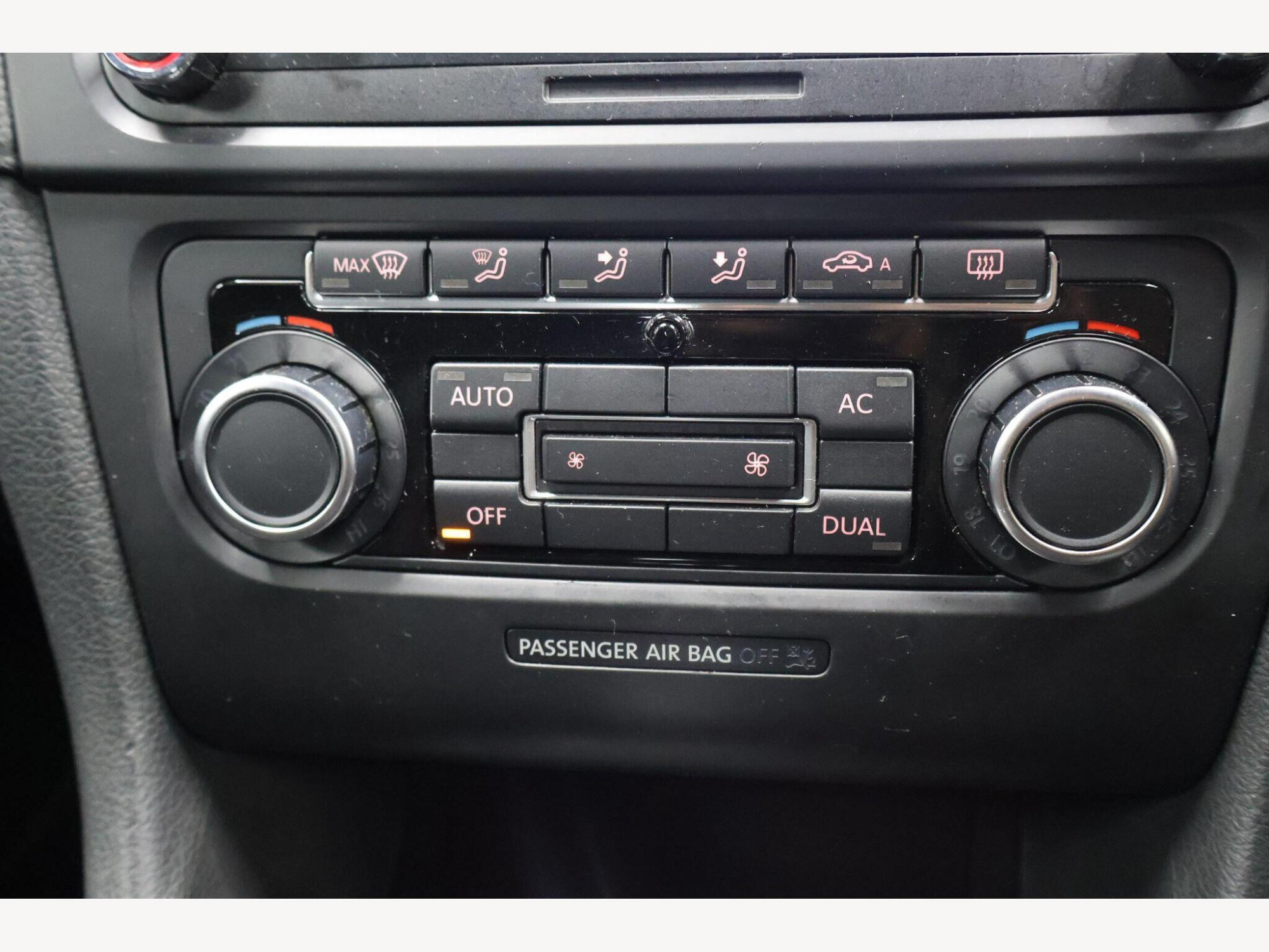 2010 Volkswagen Golf image 19
