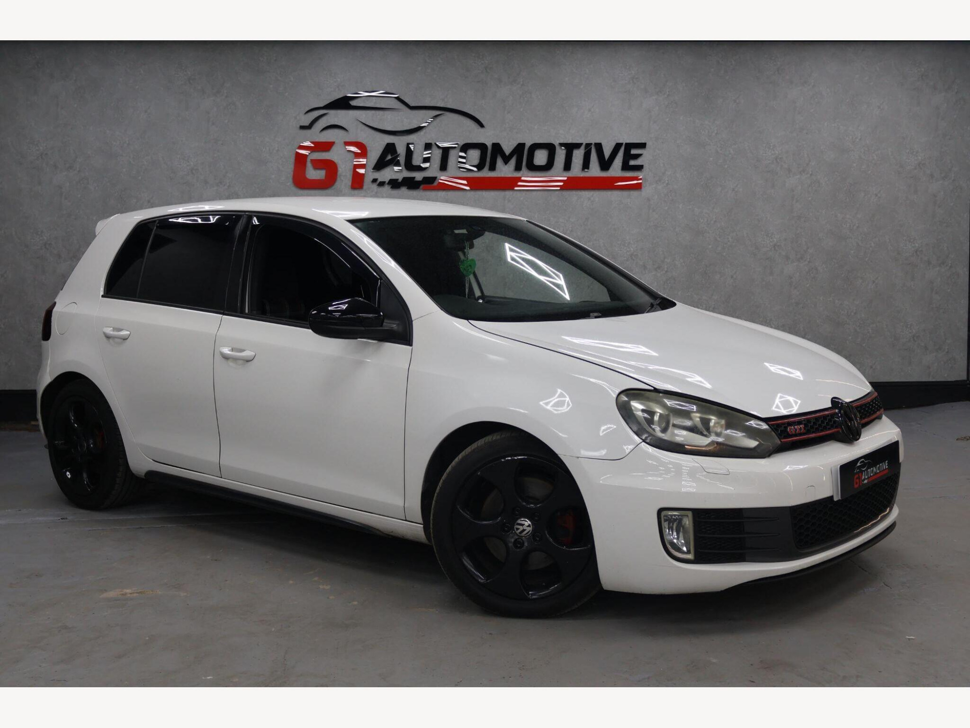 2010 Volkswagen Golf image 1