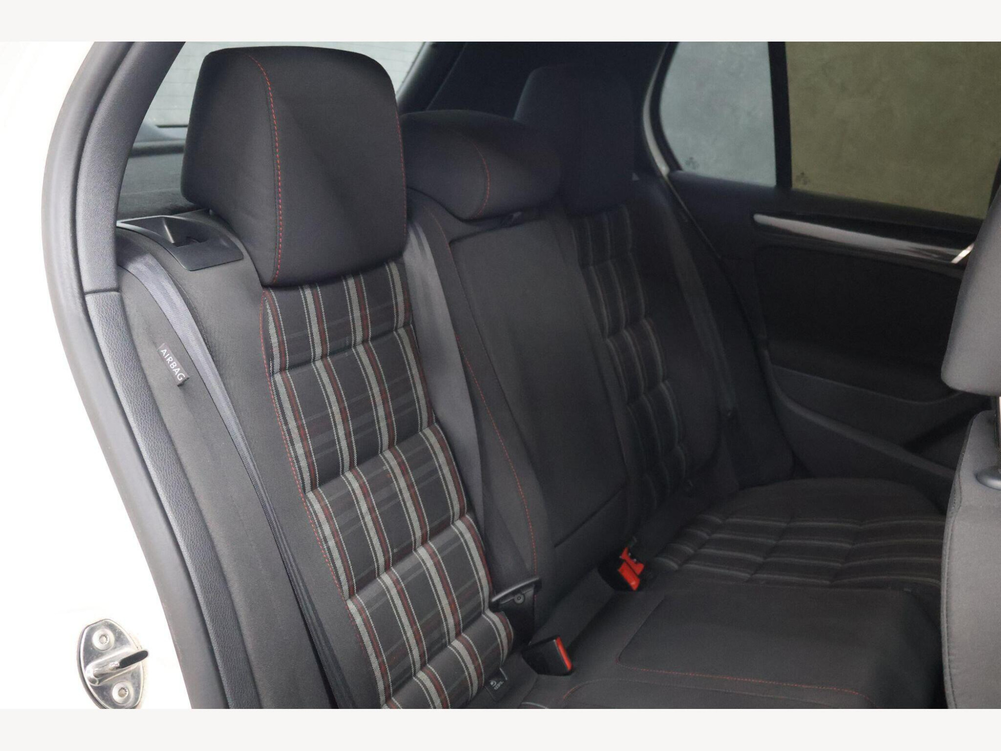2010 Volkswagen Golf image 30