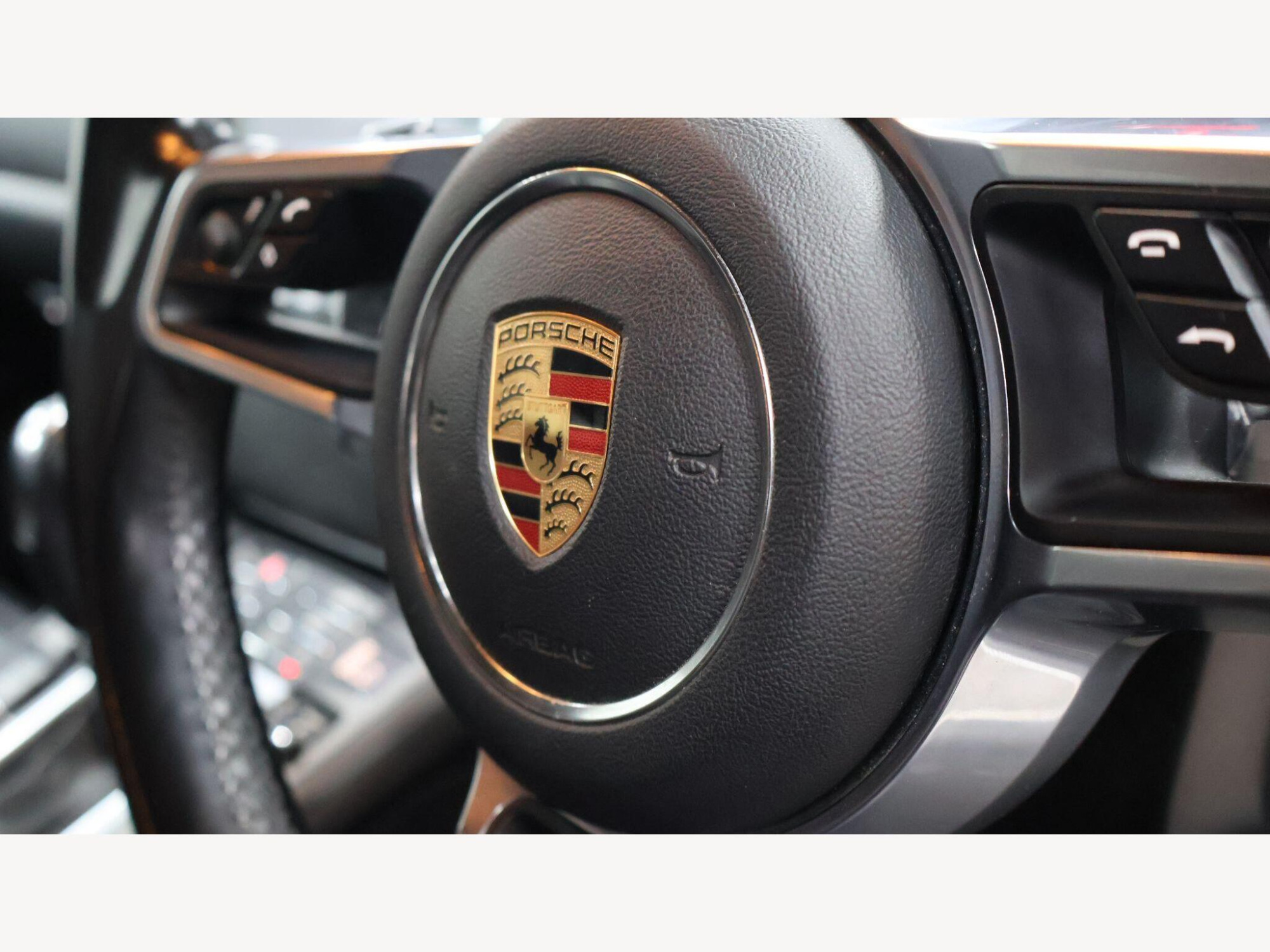 2018 Porsche Macan image 38