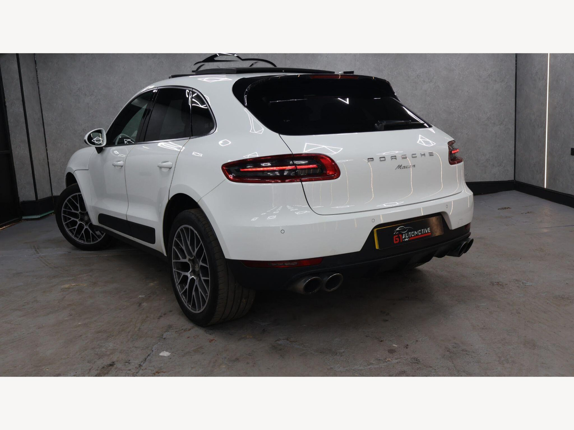 2018 Porsche Macan image 8