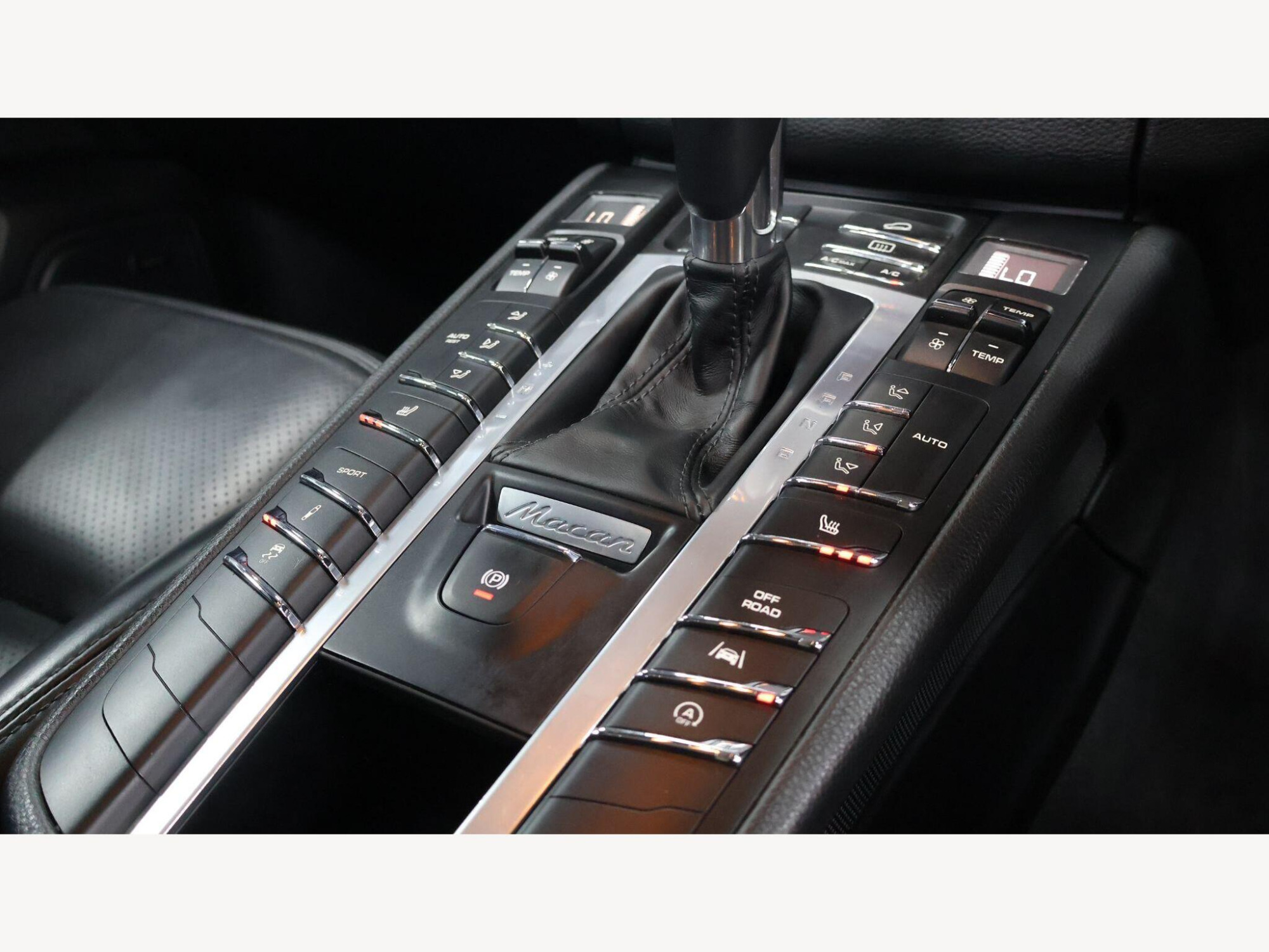 2018 Porsche Macan image 20