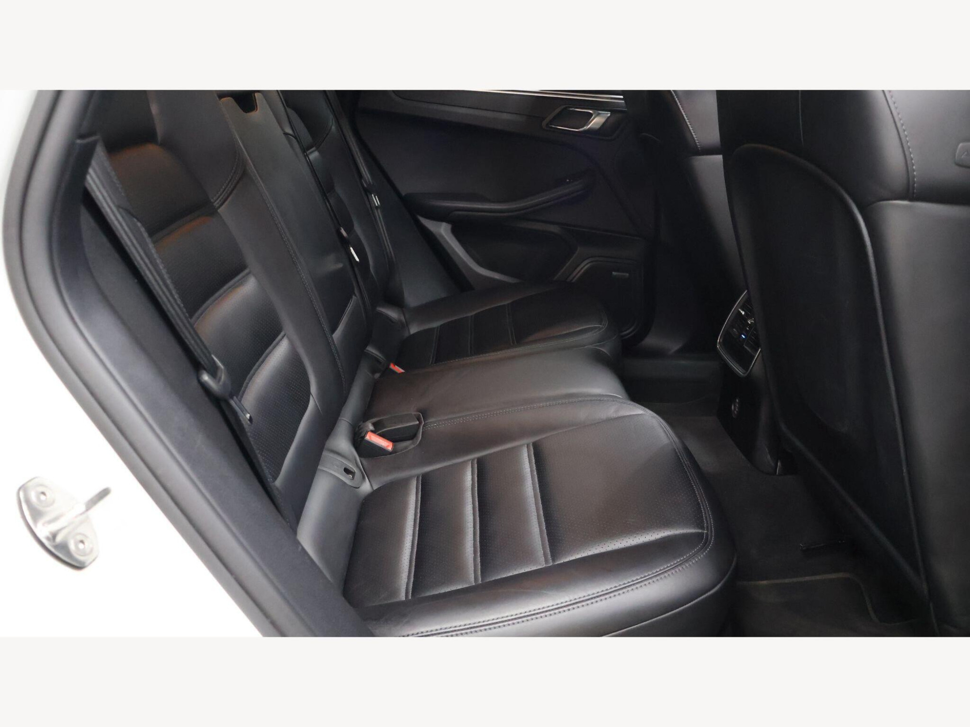 2018 Porsche Macan image 42