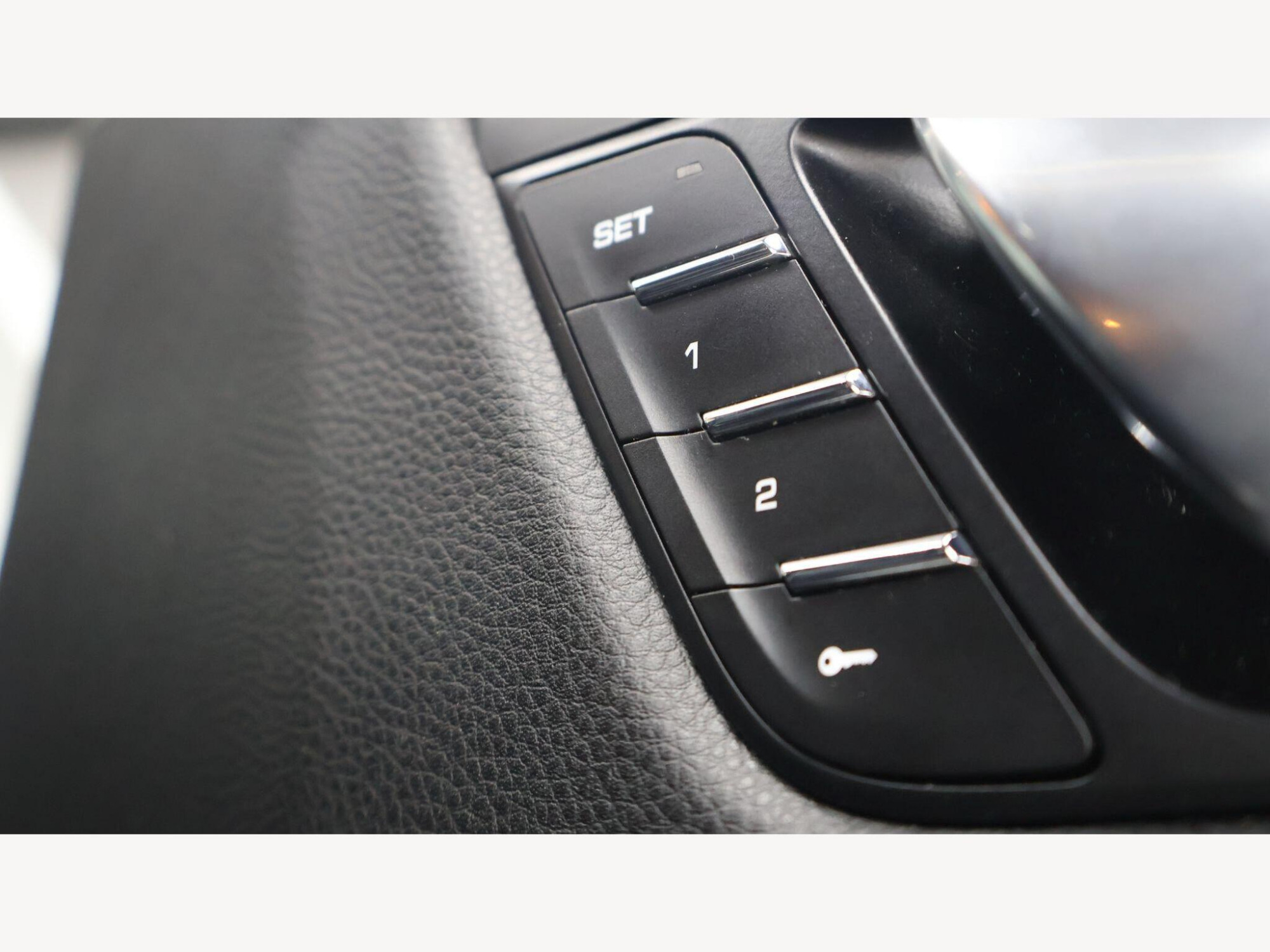 2018 Porsche Macan image 37