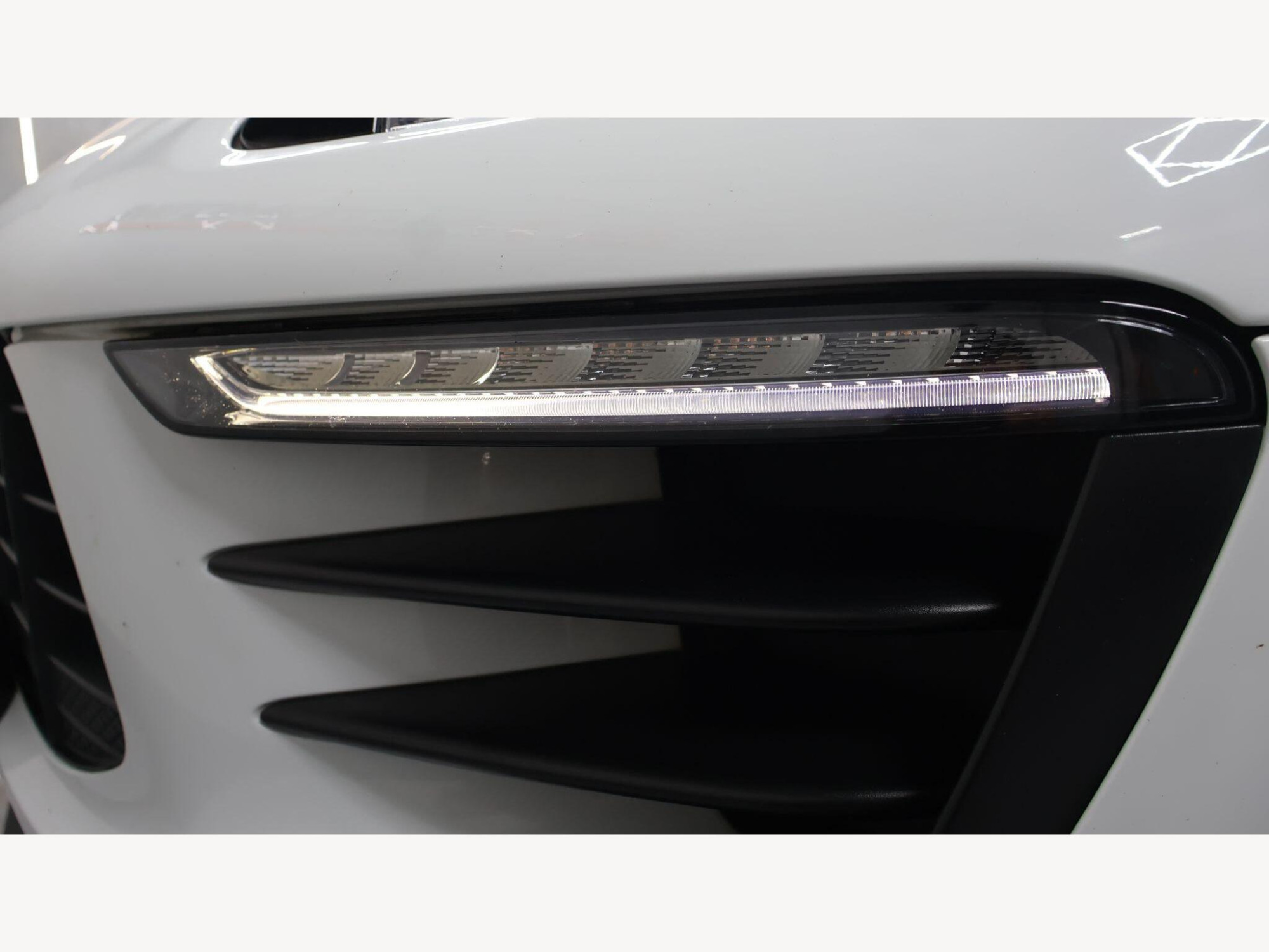 2018 Porsche Macan image 13