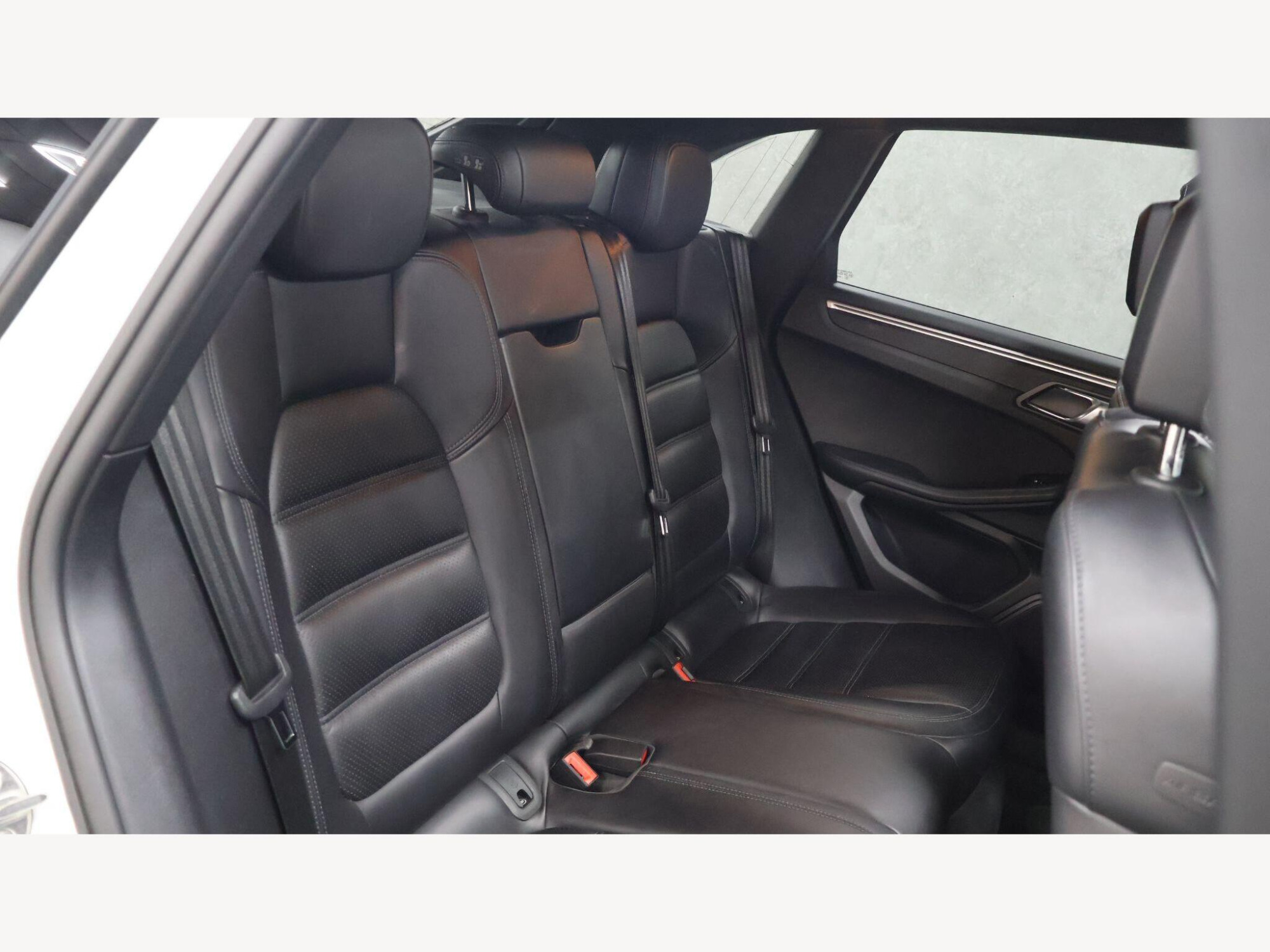 2018 Porsche Macan image 41