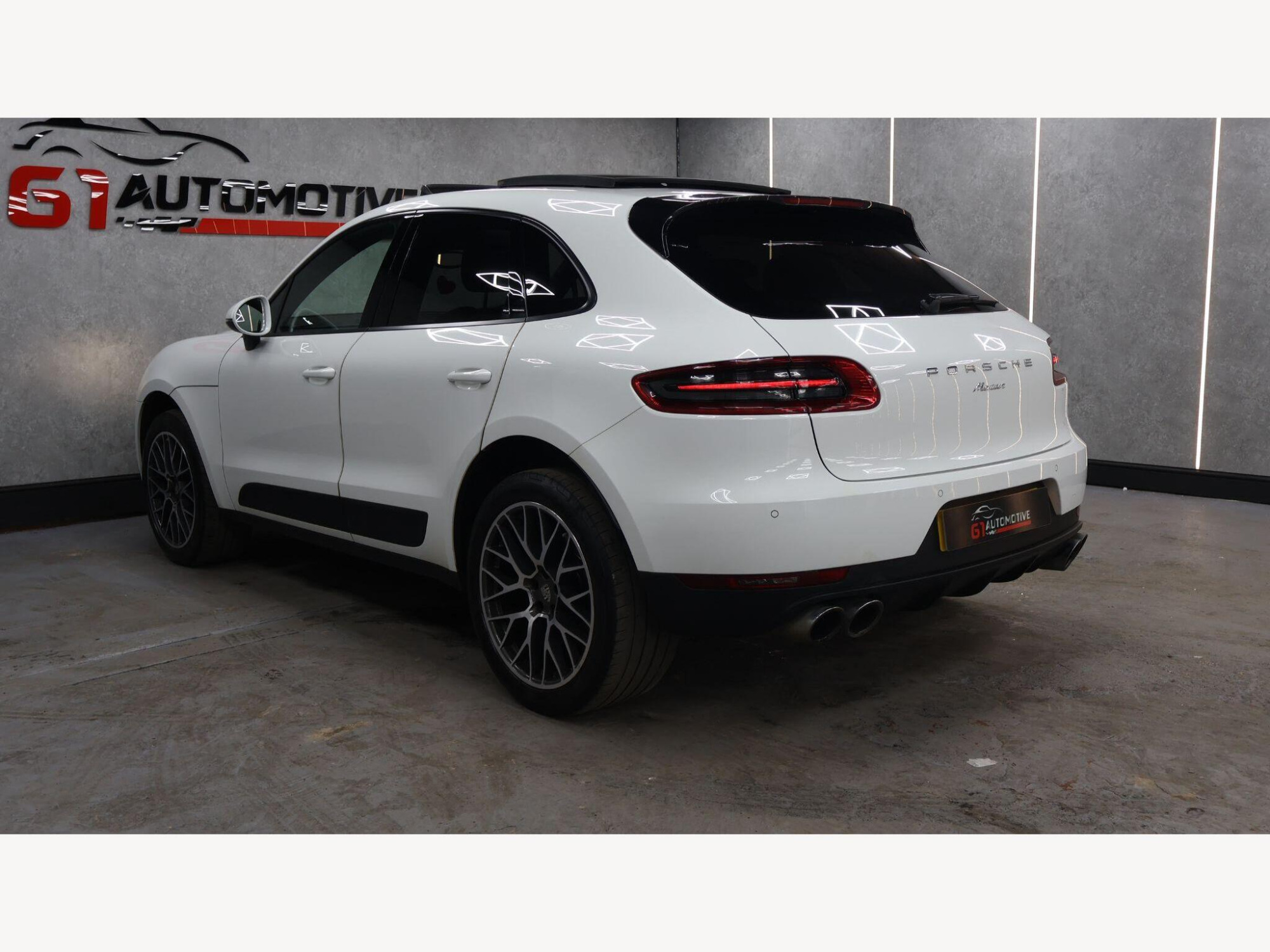2018 Porsche Macan image 9