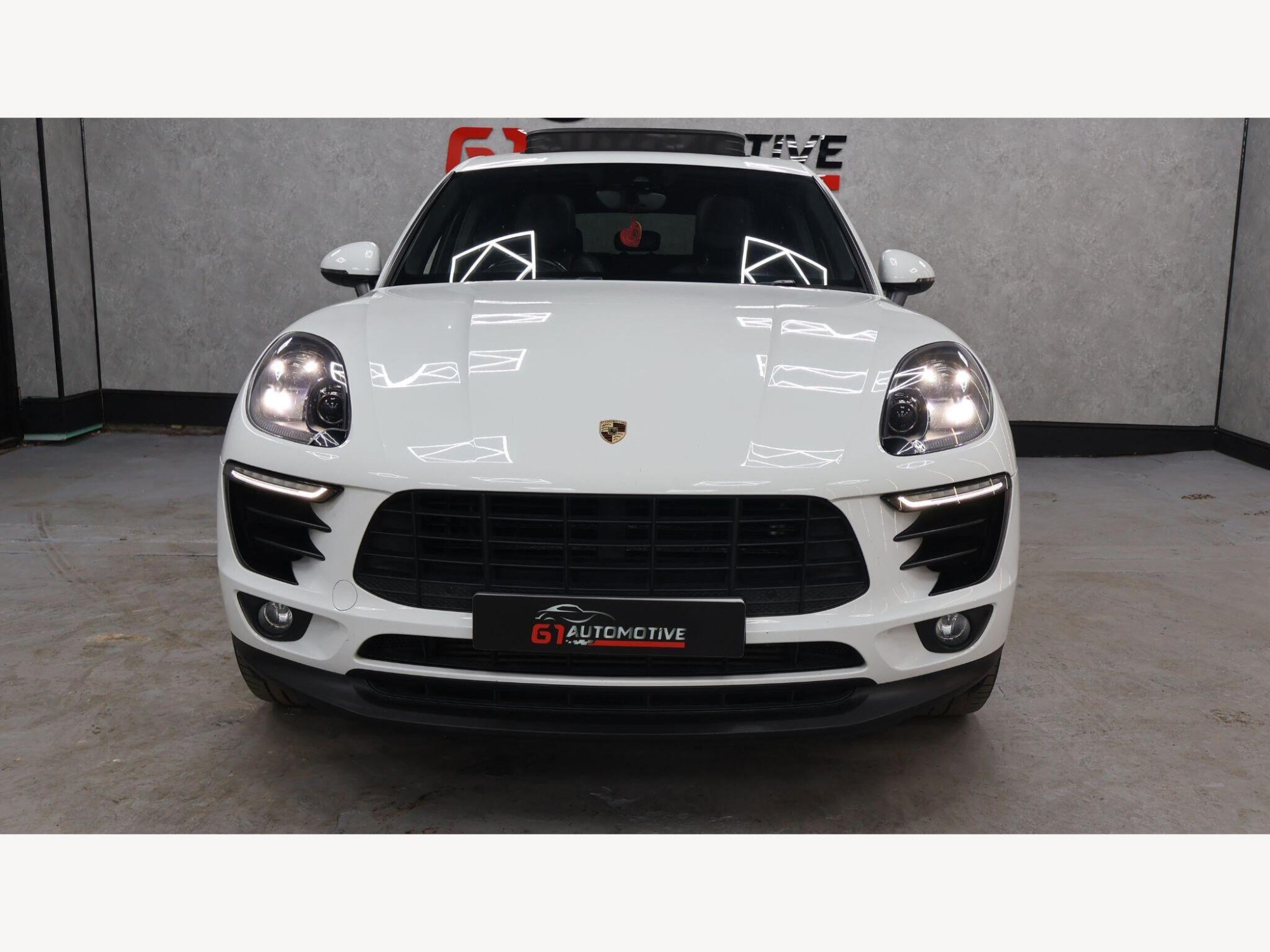 2018 Porsche Macan image 2