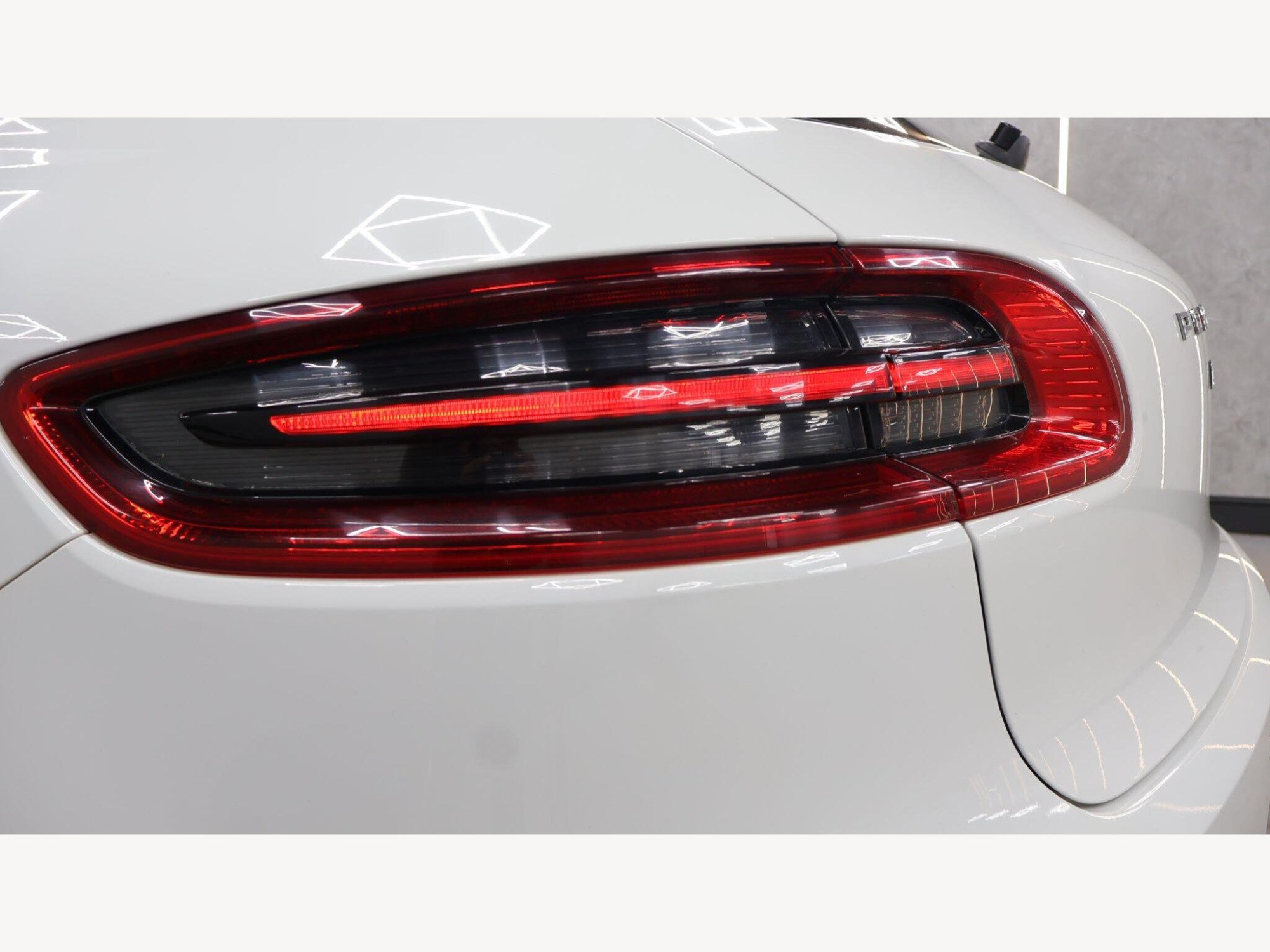 2018 Porsche Macan image 14