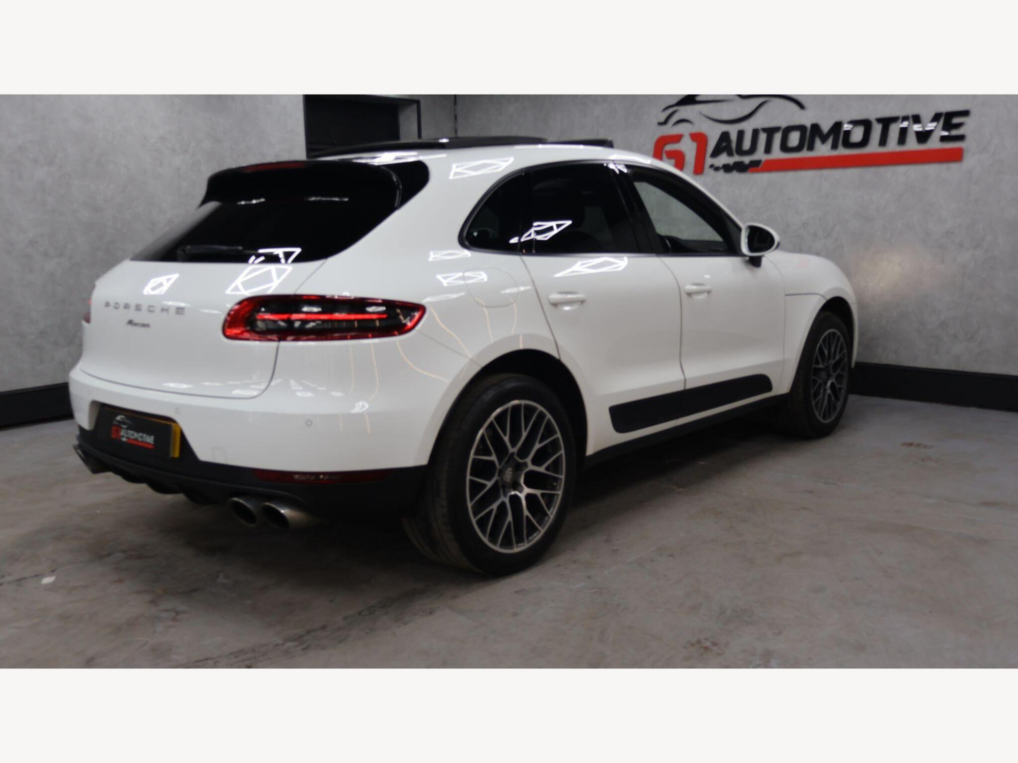 2018 Porsche Macan image 10
