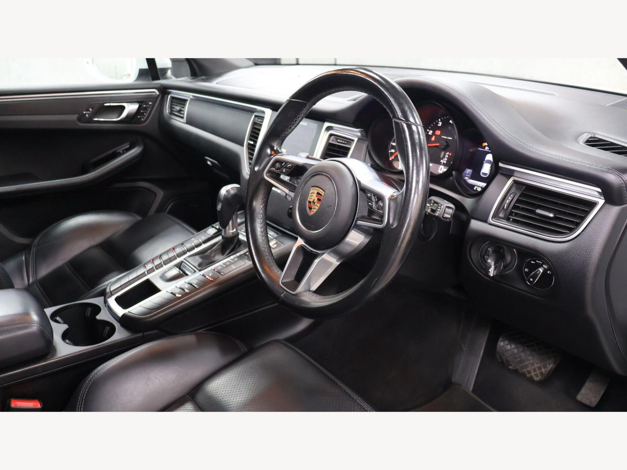 2018 Porsche Macan image 18