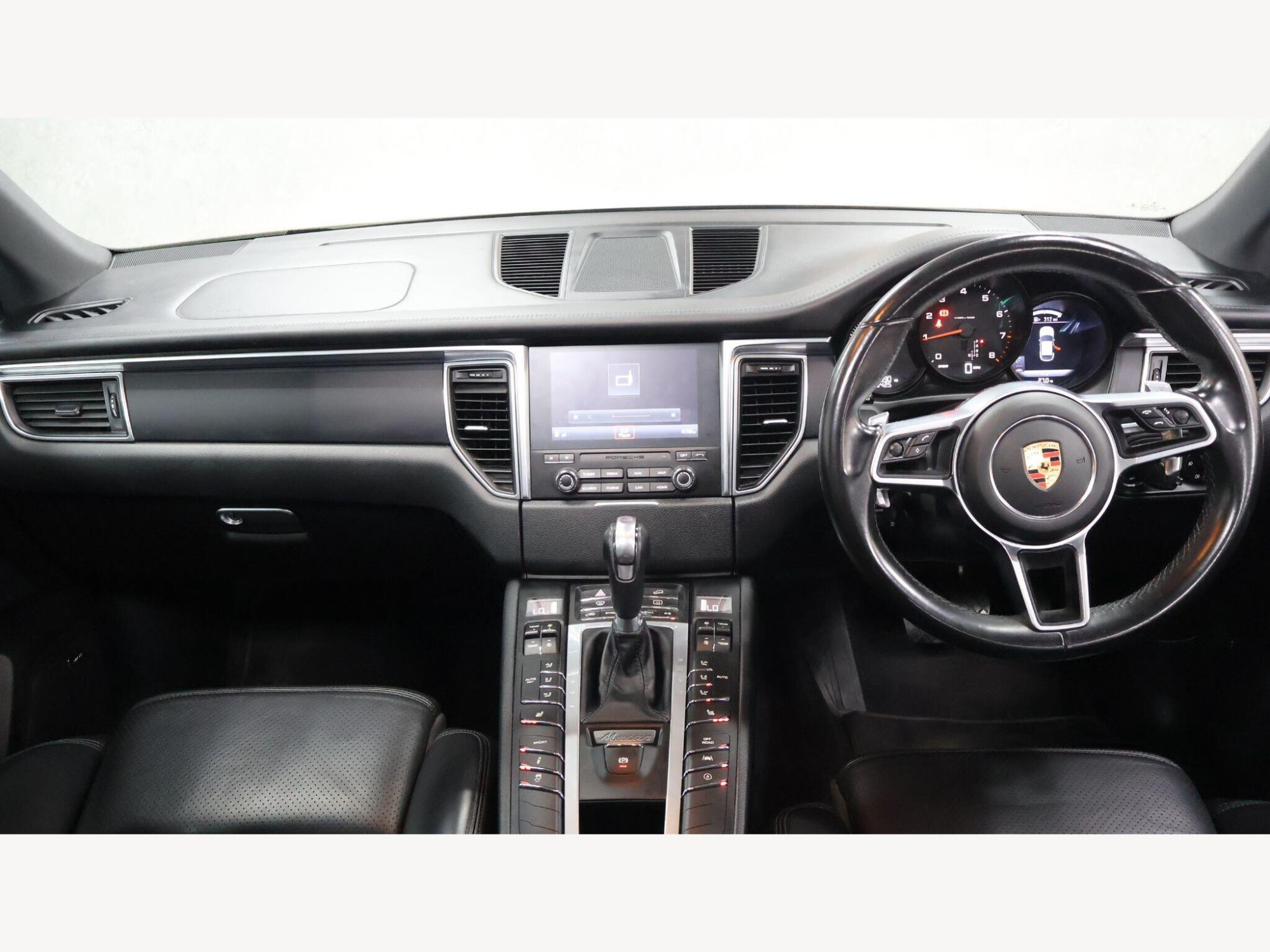 2018 Porsche Macan image 43