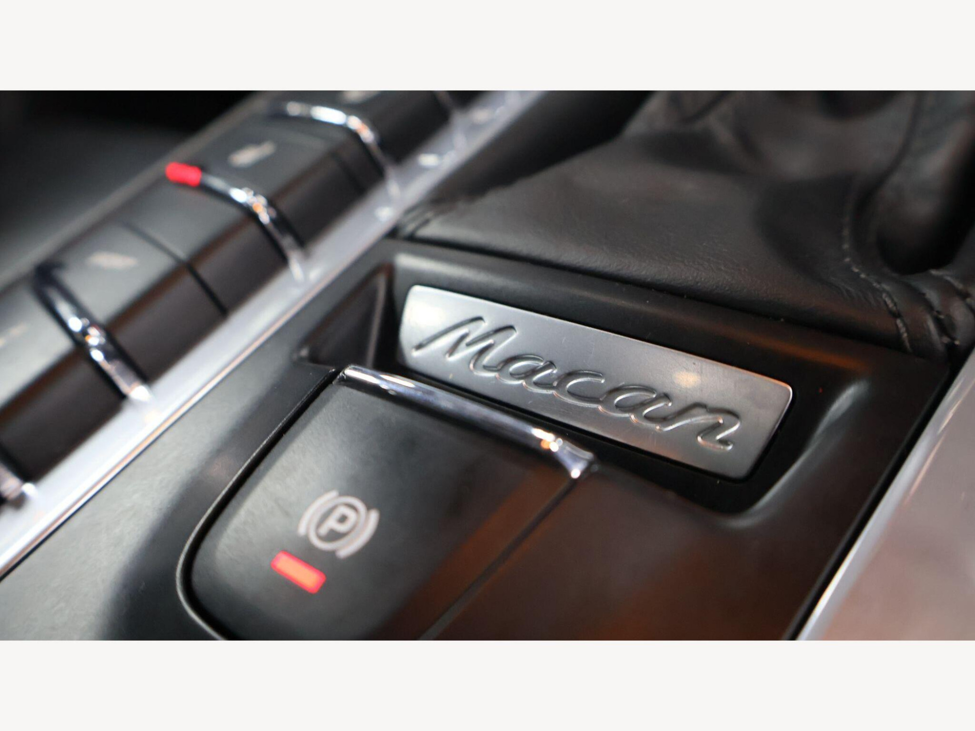 2018 Porsche Macan image 21