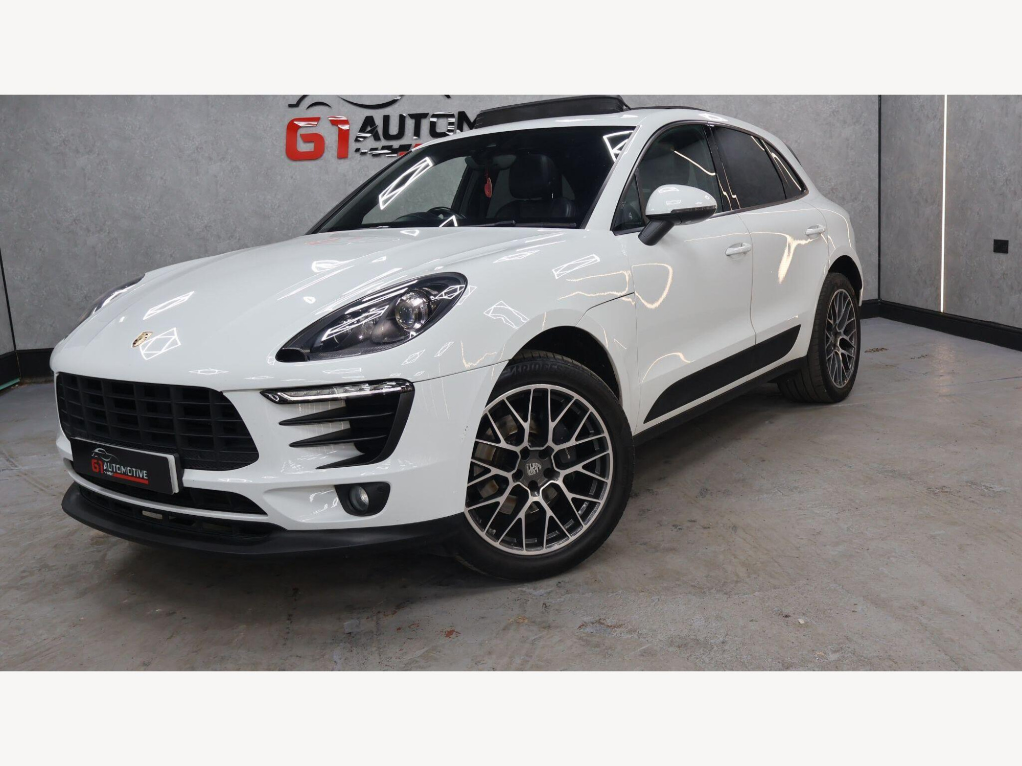 2018 Porsche Macan image 3