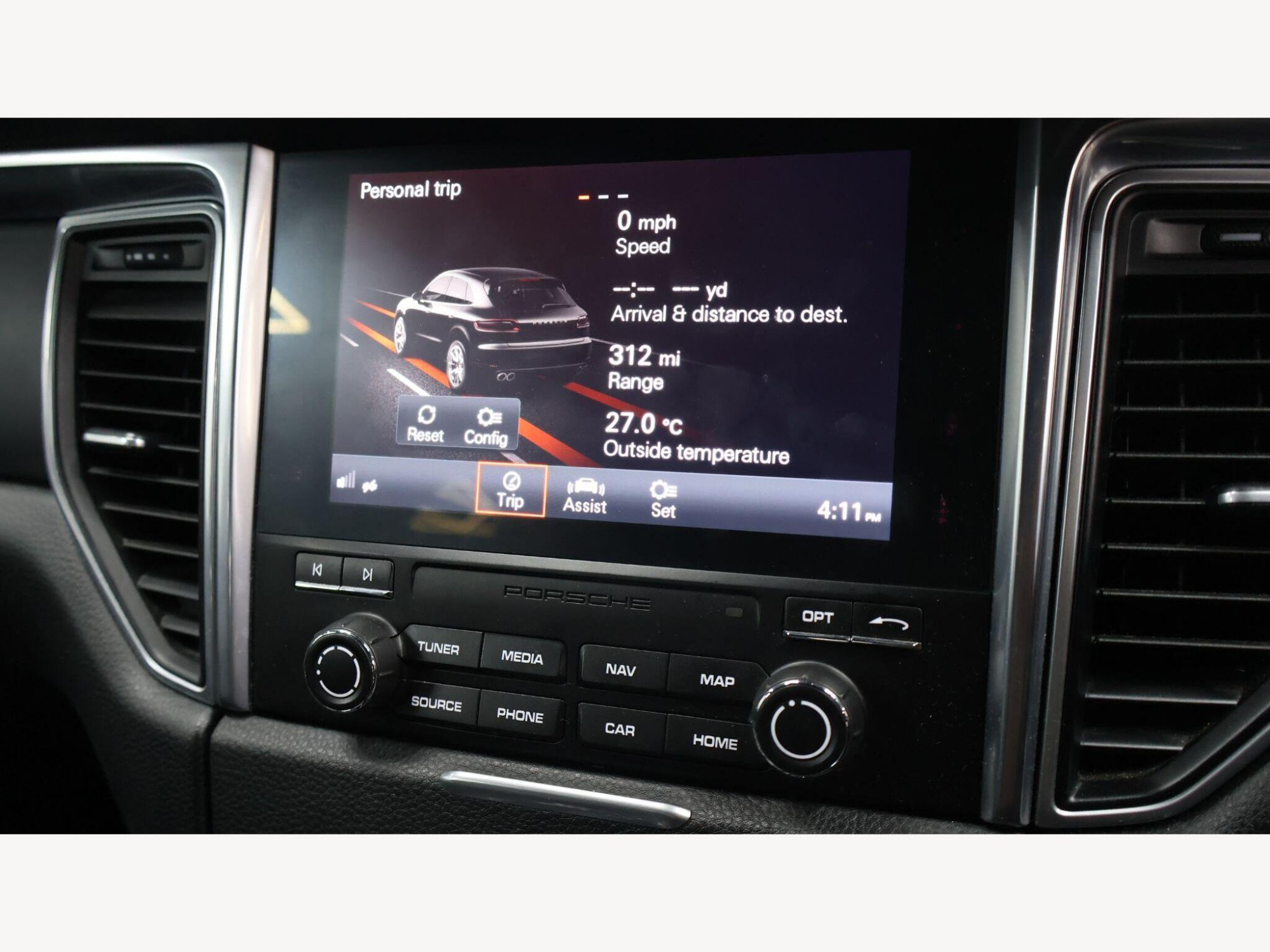 2018 Porsche Macan image 28