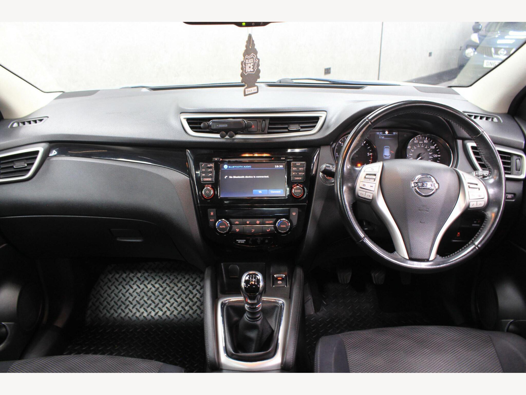 2015 Nissan Qashqai image 32