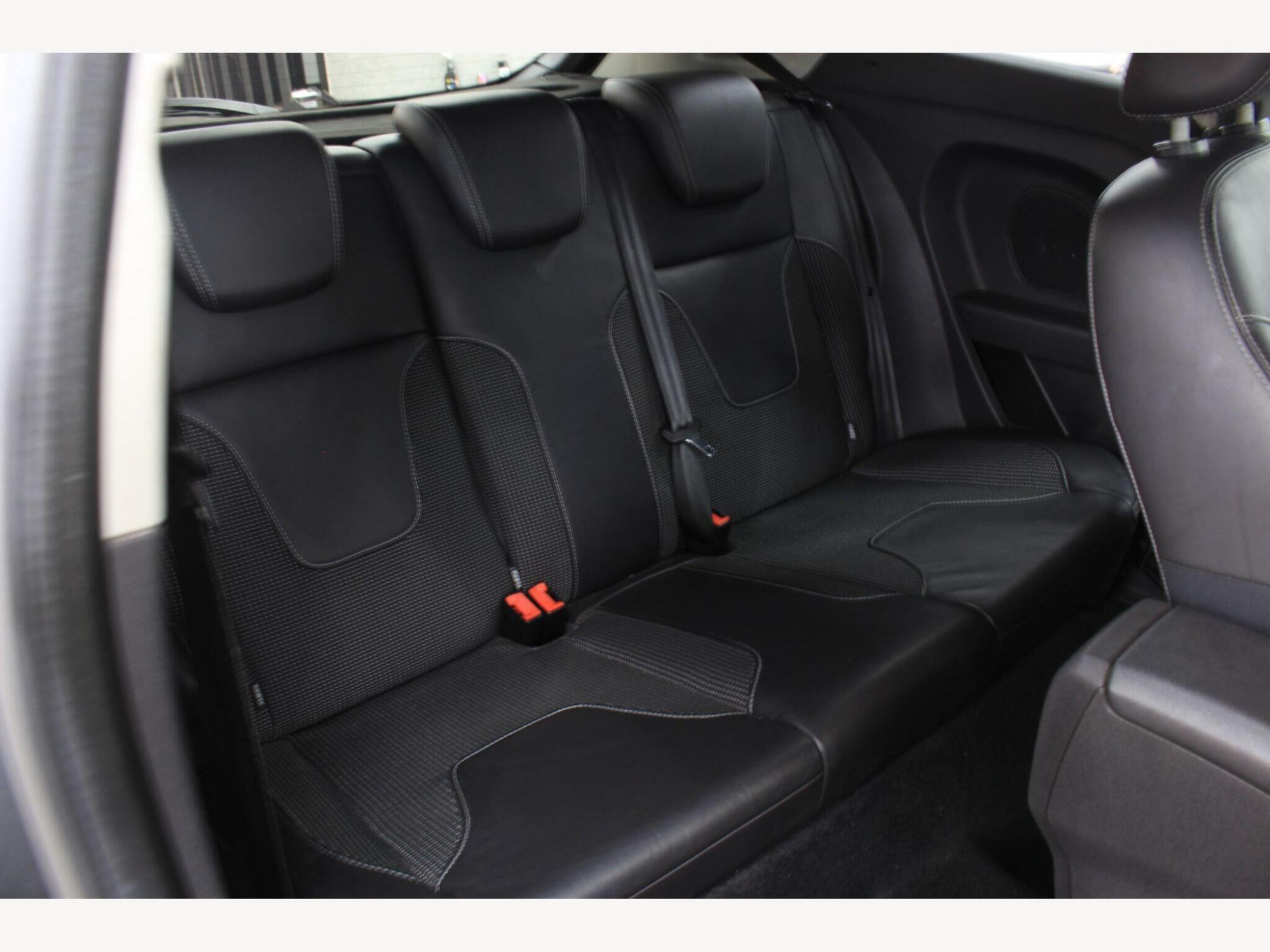 2015 Ford Fiesta image 29