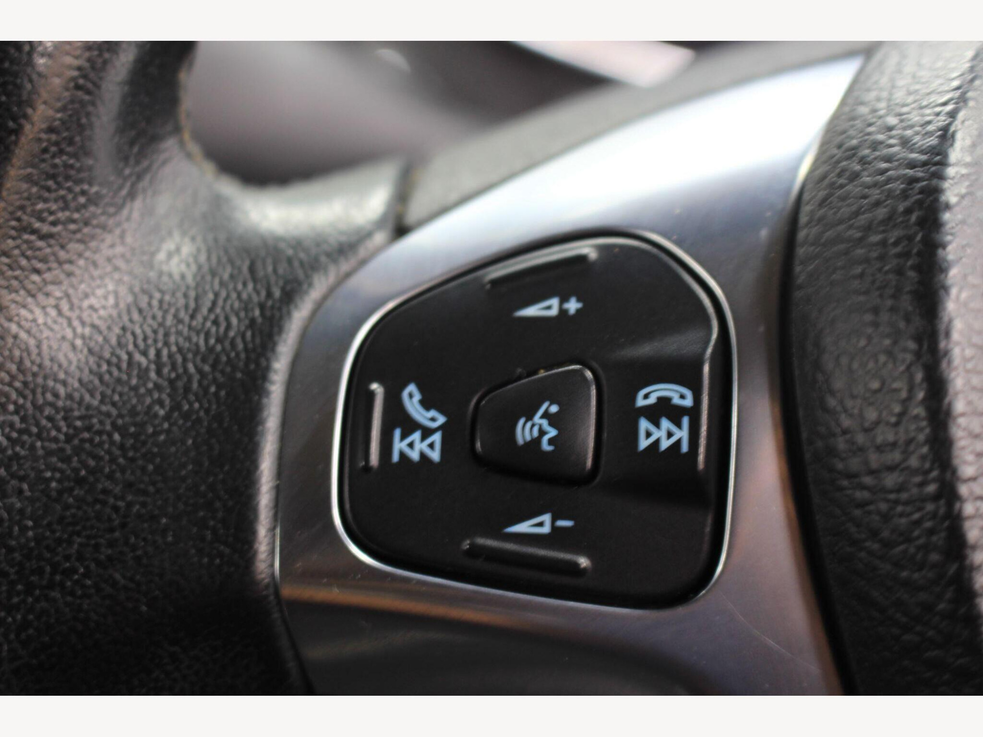 2015 Ford Fiesta image 24