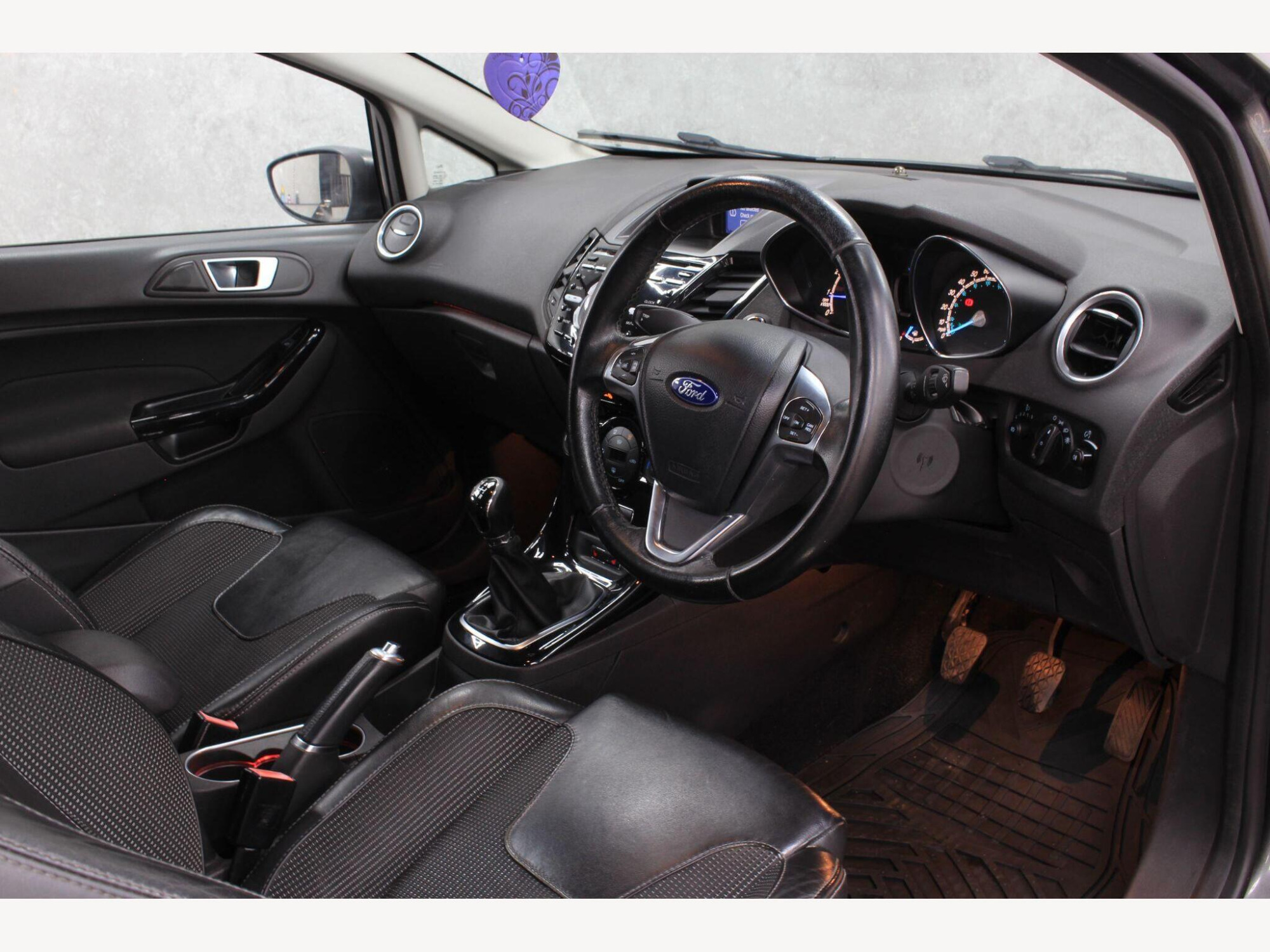 2015 Ford Fiesta image 14