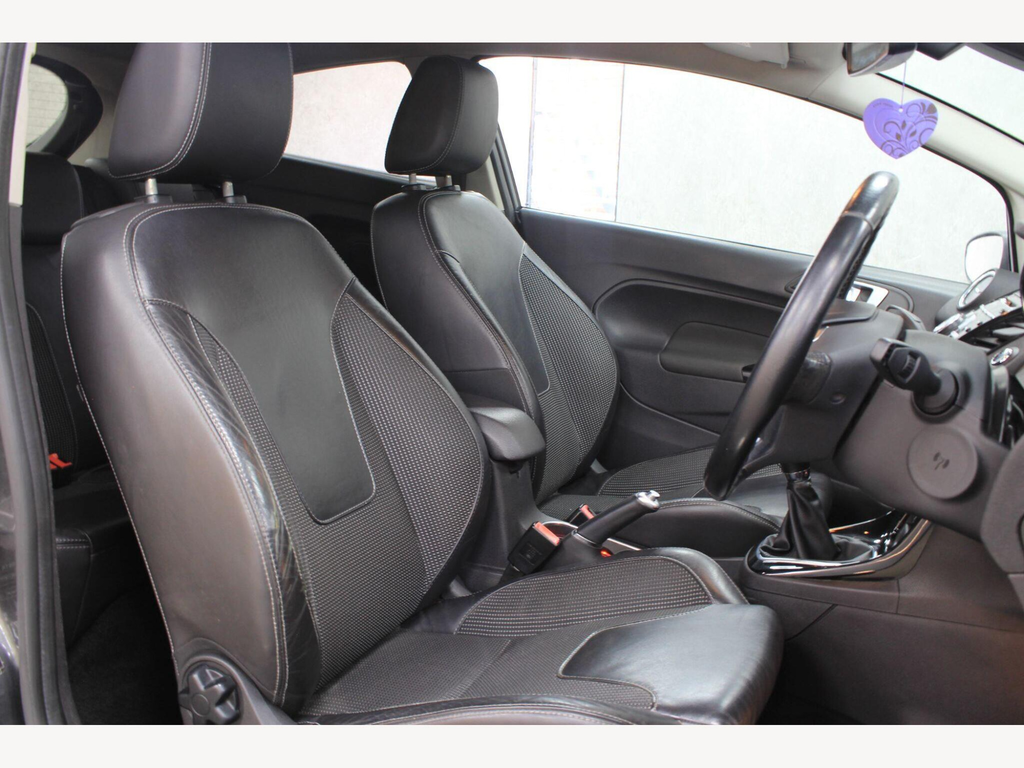 2015 Ford Fiesta image 28