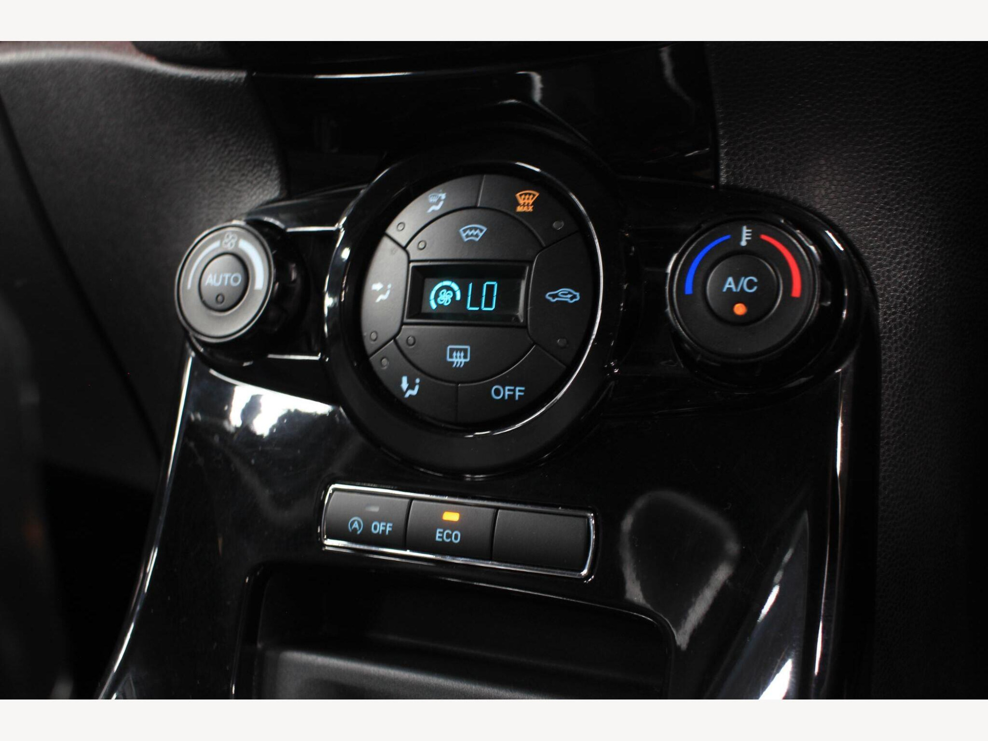 2015 Ford Fiesta image 22