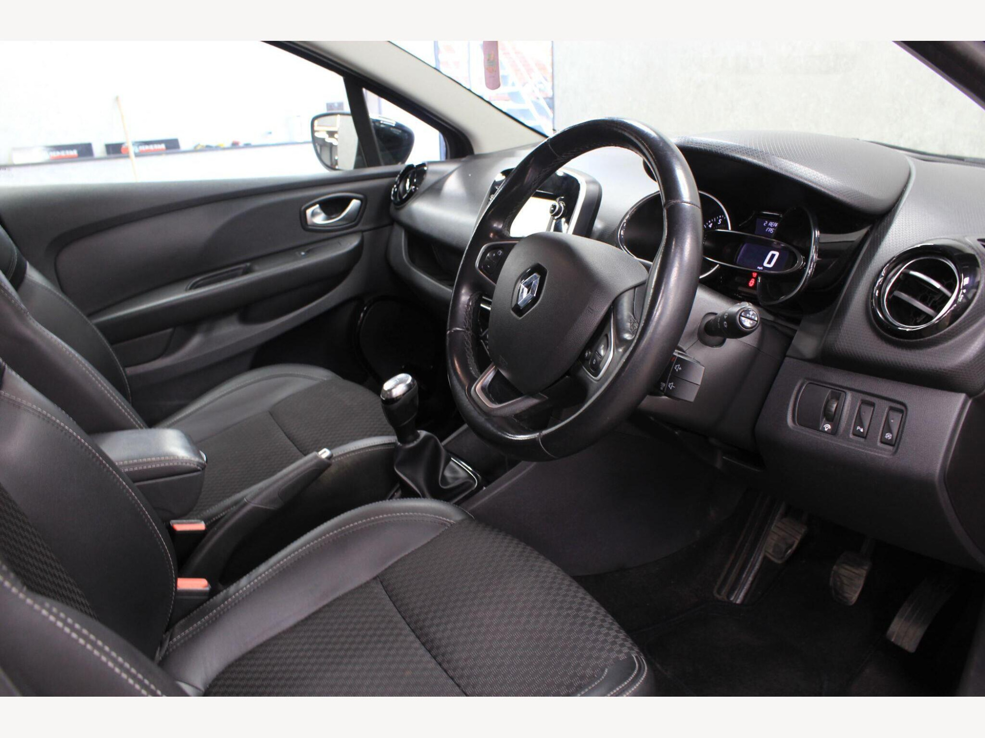 2017 Renault Clio image 14