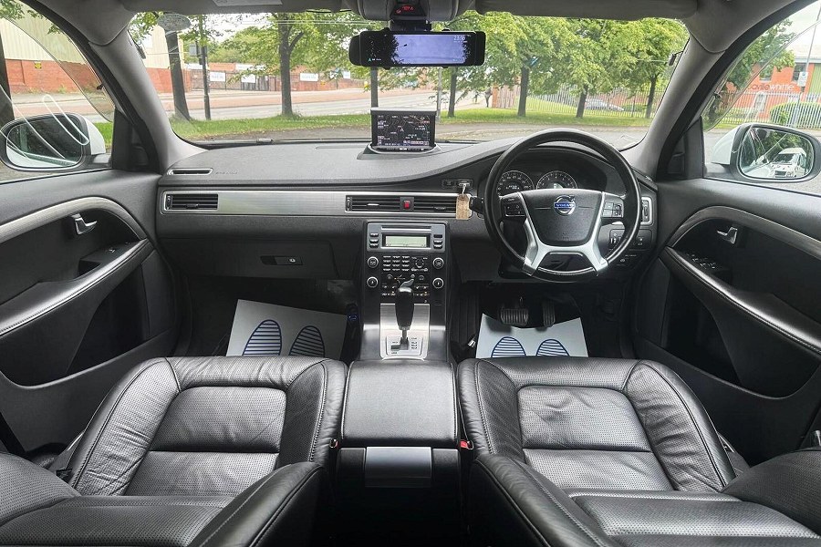 2011 Volvo V70 photo 13