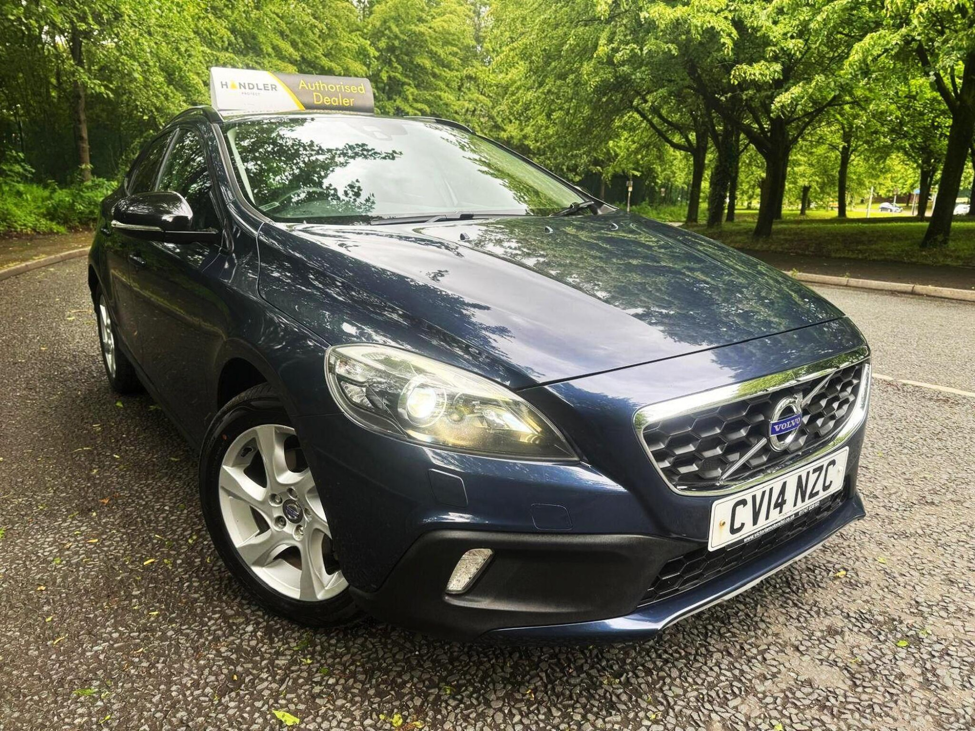 2014 Volvo V40 Cross Country 1.6 D2 Lux Hatchback 5dr Diesel Manual Euro 5 (s/s) (115 ps) for sale at Bros Motors