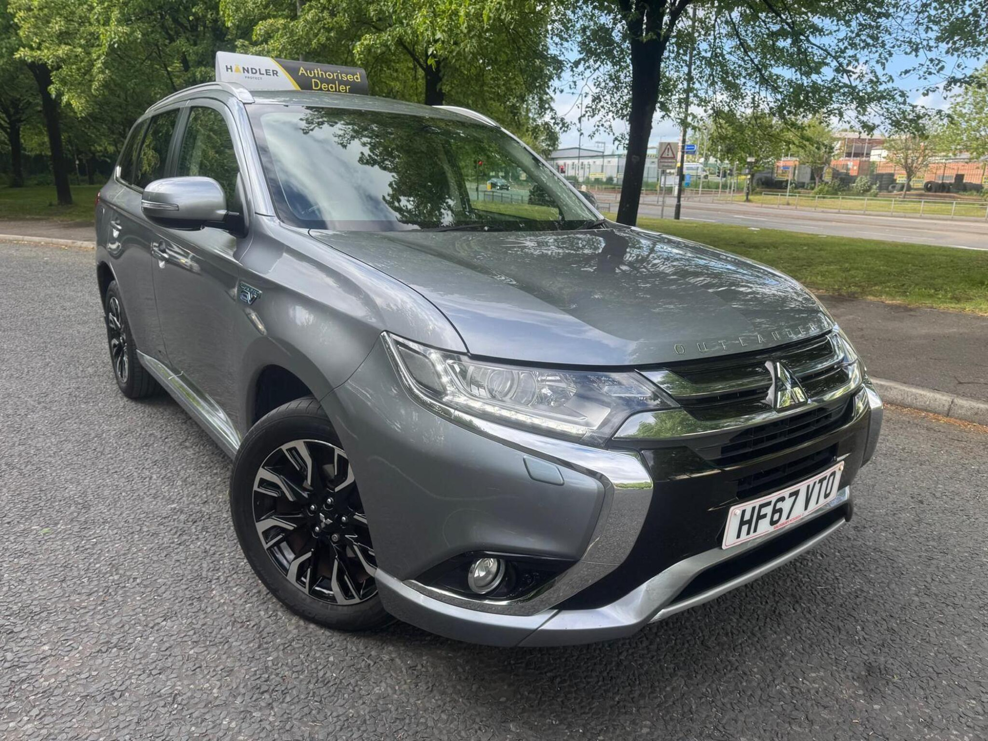 2017 Mitsubishi Outlander 2.0h 12kWh Kotu CVT 4WD Euro 6 (s/s) 5dr for sale at Bros Motors