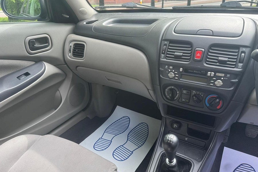 2002 Nissan Almera photo 12
