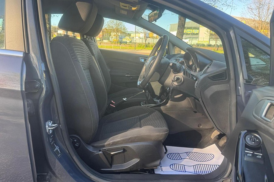 2015 Ford Fiesta photo 14